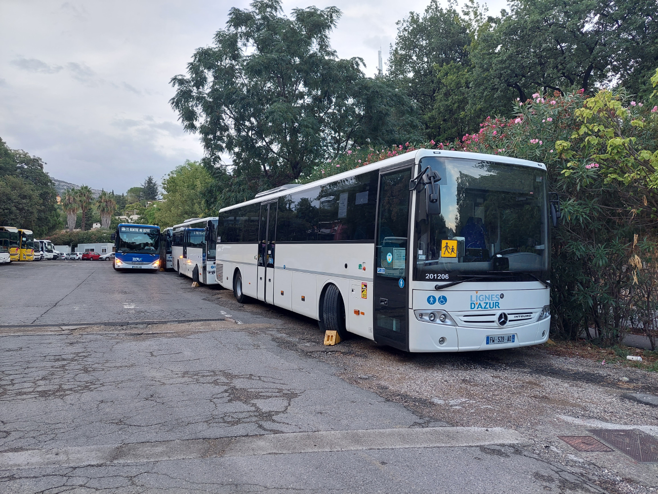 Nice, Mercedes-Benz Intouro II M # 201206; Paris — Miscellaneous photos